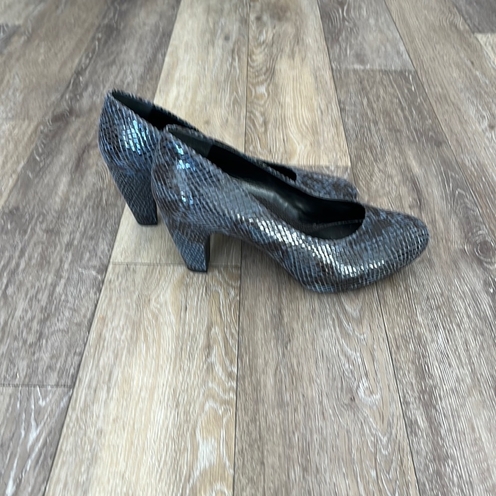 NWOB Easy Spirit leather blue gator skin shoes size 8